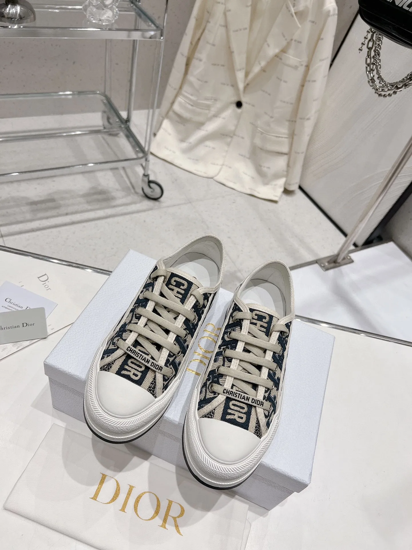 👟👟Ex-factory price 520👟👟 Dior Dior Walk'n series presbyopic embroidery thick-soled canvas shoes casual sneakers original purchase development and production This Walk'n'Dior thick-soled sneaker is a fashionable item that enhances the style of the series. Oblique printed cotton embroidered upper with comfortable platform sole, tongue and Christian Dior 👟👟 ex-factory aris signature laces. Can add fashionable temperament to all kinds of casual looks ▪️Fabric: Original customized imported Oblique printed embroidery ▪️Inner lining: Imported soft sheepskin lining ▪️Outsole: Original exclusive molded T👟👟Factory price U material ▪️Sole thickness: 4.5CM ▪️Size: Women's 35-40